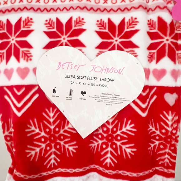 Betsey Johnson ultra Soft Plush Throw Christmas blanket pink red snowflake - Picture 3 of 3
